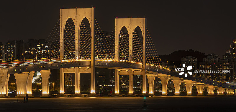 华灯下的西湾大桥图片素材