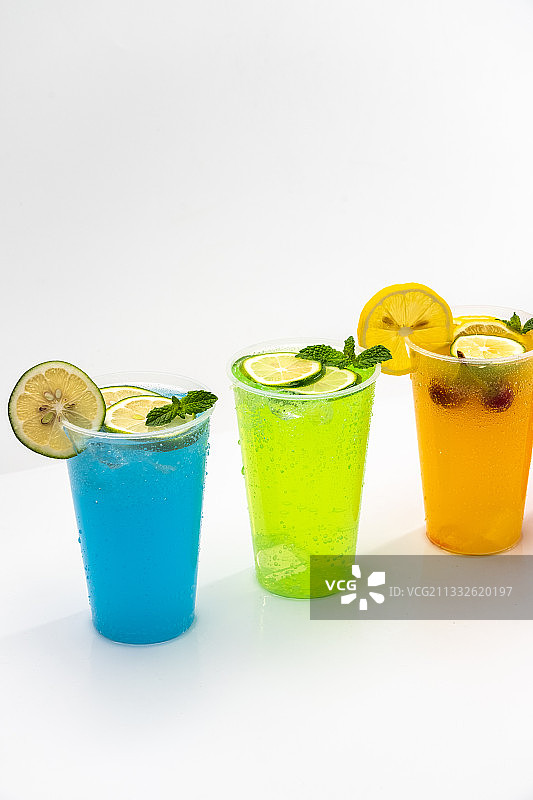 白色背景多彩水果饮料图片素材