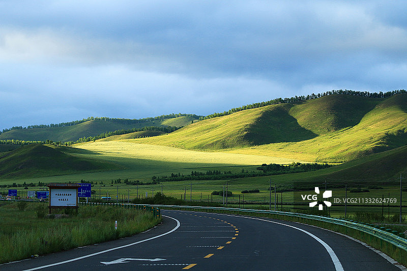 呼伦贝尔草原山地公路风景图片素材