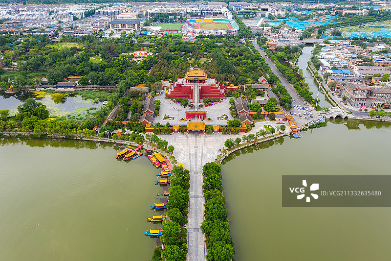 河南开封夏季龙亭景区城市天际线户外风光航拍图片素材