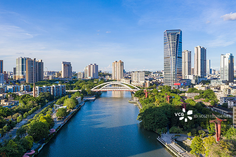 中山市岐江两岸蓝天白云下的城市风光图片素材