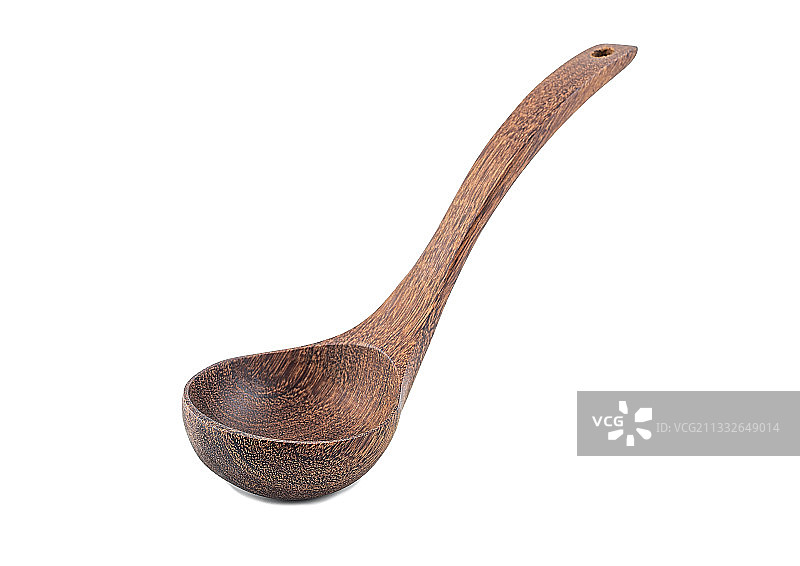 一只空的木汤勺在白背景上图片素材