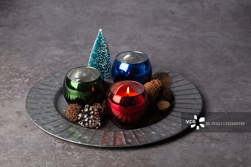 铁盘装圣诞蜡烛图片素材