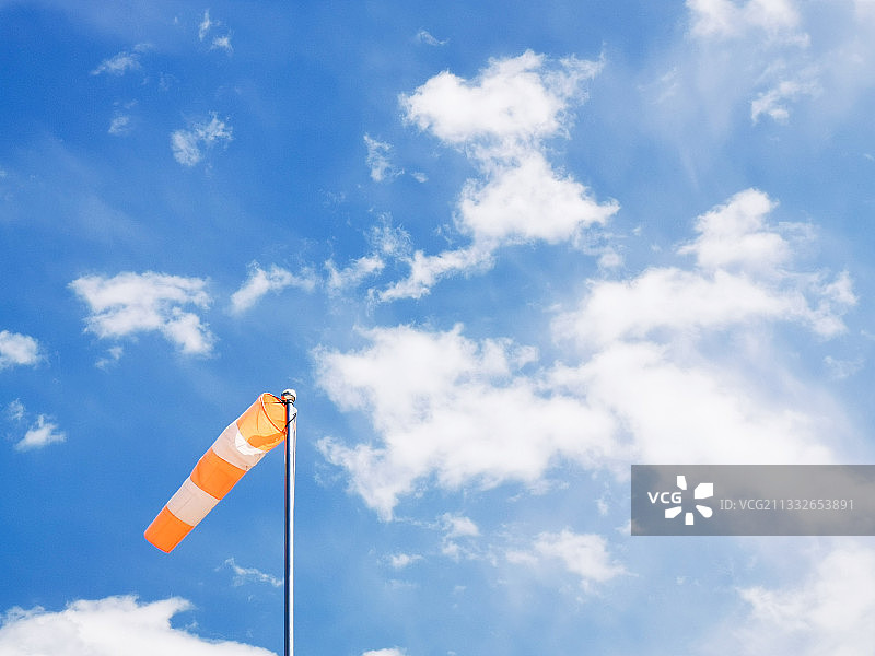 机场蓝天白云下迎风飞扬的风向标图片素材