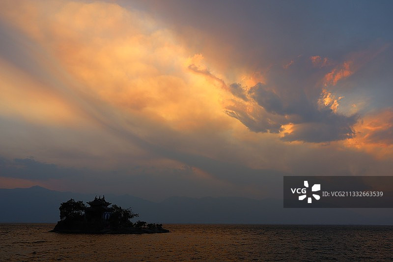 风卷云霞（洱海小普陀）图片素材