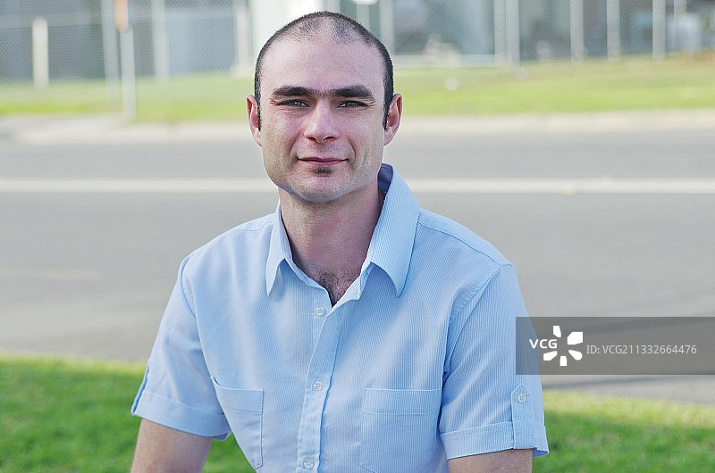 站在城市道路上的微笑男人图片素材