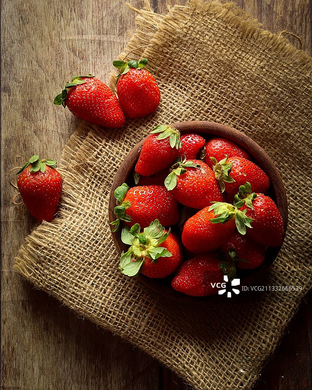 桌子上的草莓俯视图图片素材