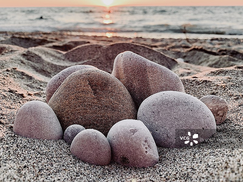 加拿大安大略省兰布顿海岸日落时分海滩上的鹅卵石特写图片素材
