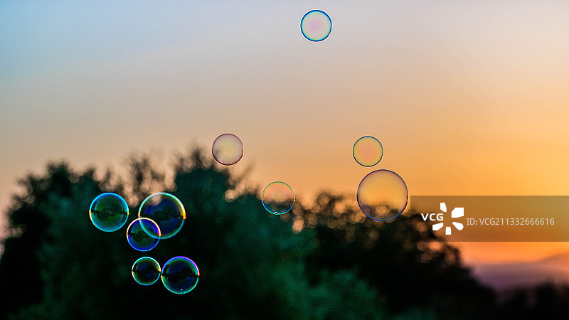 日落时分天空背景下的气泡特写图片素材