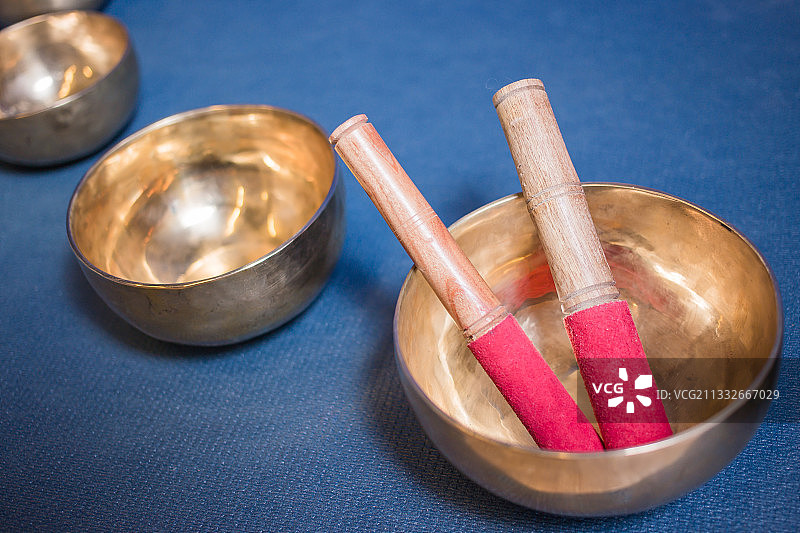 桌子上碗里的食物的特写图片素材