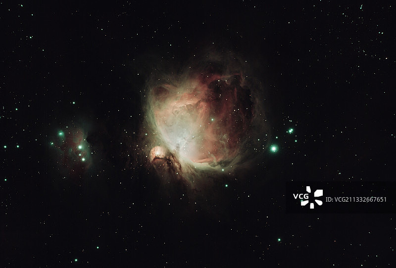 低角度拍摄瑞士夜空中的星星图片素材