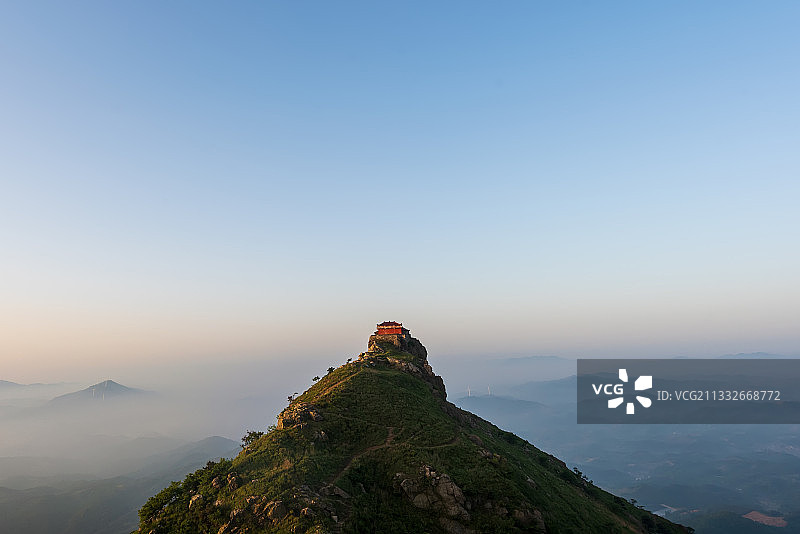 山顶总能见到第一缕阳光图片素材