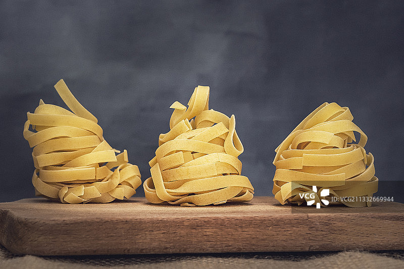 桌上砧板上的生意大利面特写图片素材