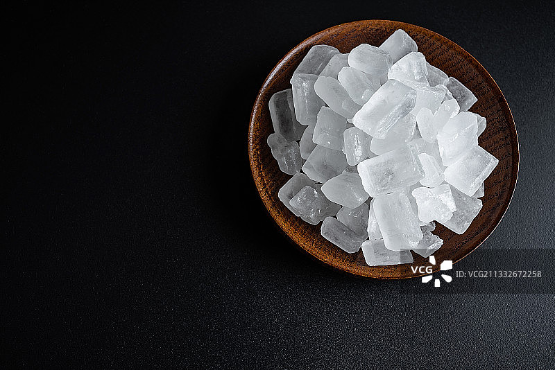 黑色背景上一碟单晶冰糖图片素材