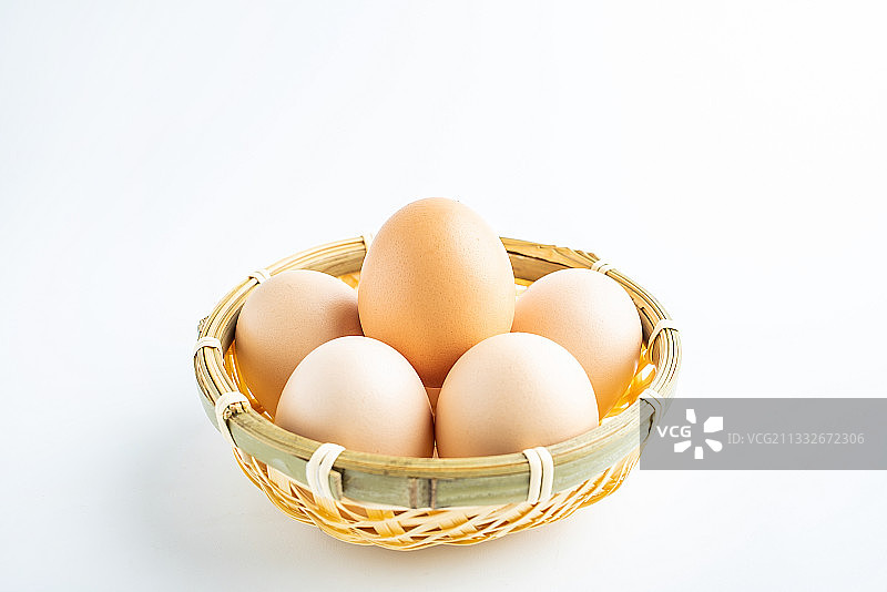 一竹筐鸡蛋在白背景上图片素材