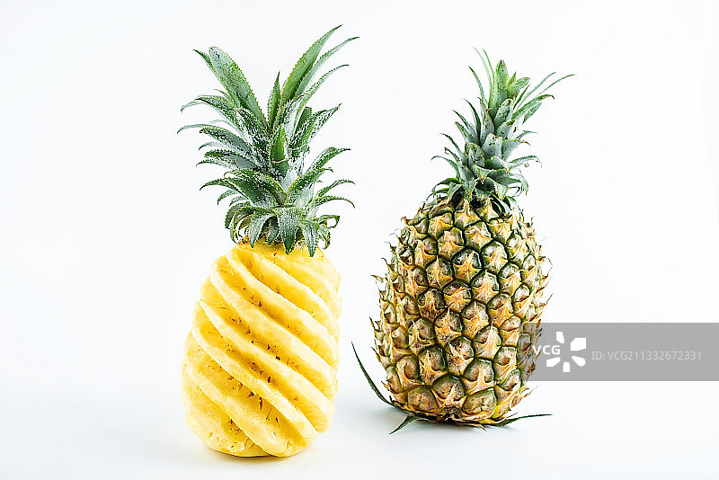 白背景上新鲜菠萝图片素材