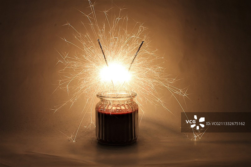 罗马尼亚布加勒斯特桌子上蜡烛中发光的烟花棒特写图片素材
