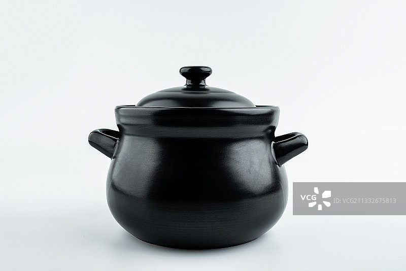 白色背景上一个中国煲汤砂锅图片素材
