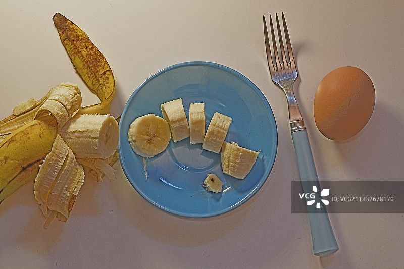 桌上早餐的高角度视图，法国图片素材