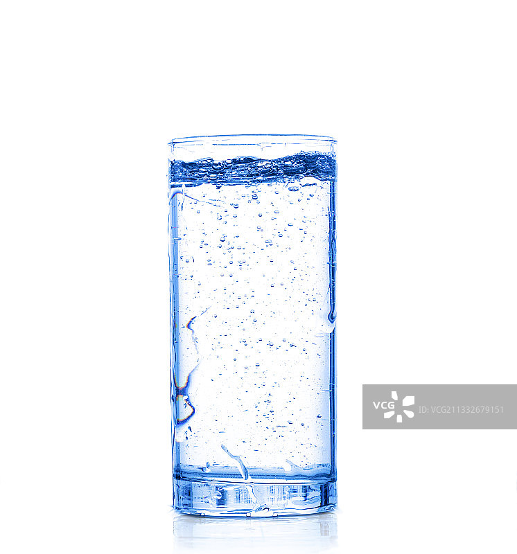 白色背景下的玻璃杯中冰块特写图片素材