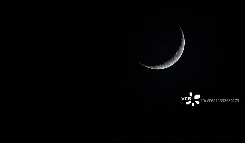 爱尔兰戈尔韦夜晚晴空月亮图片素材