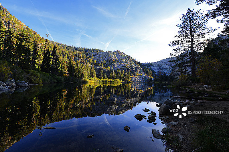 美国加州老鹰湖的湖光山色图片素材