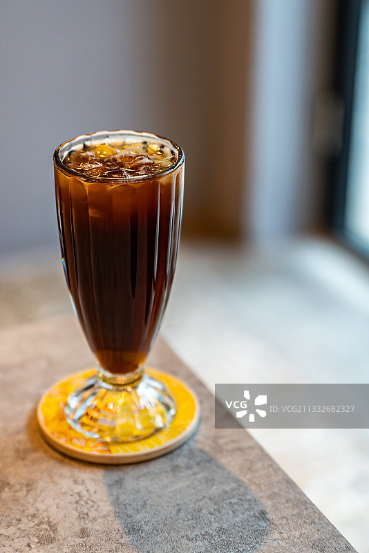 桌上玻璃杯中咖啡特写图片素材