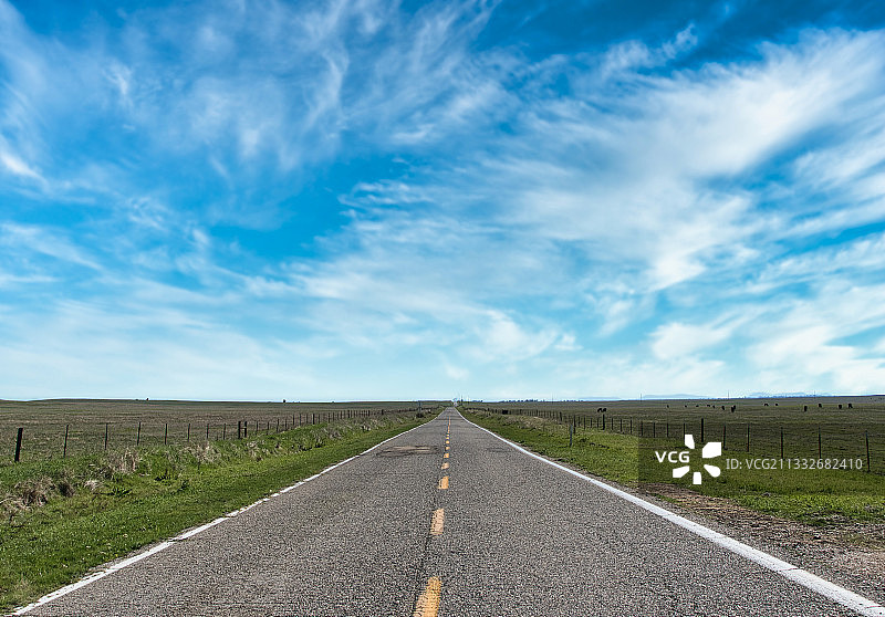 加利福尼亚州的田野空旷道路图片素材