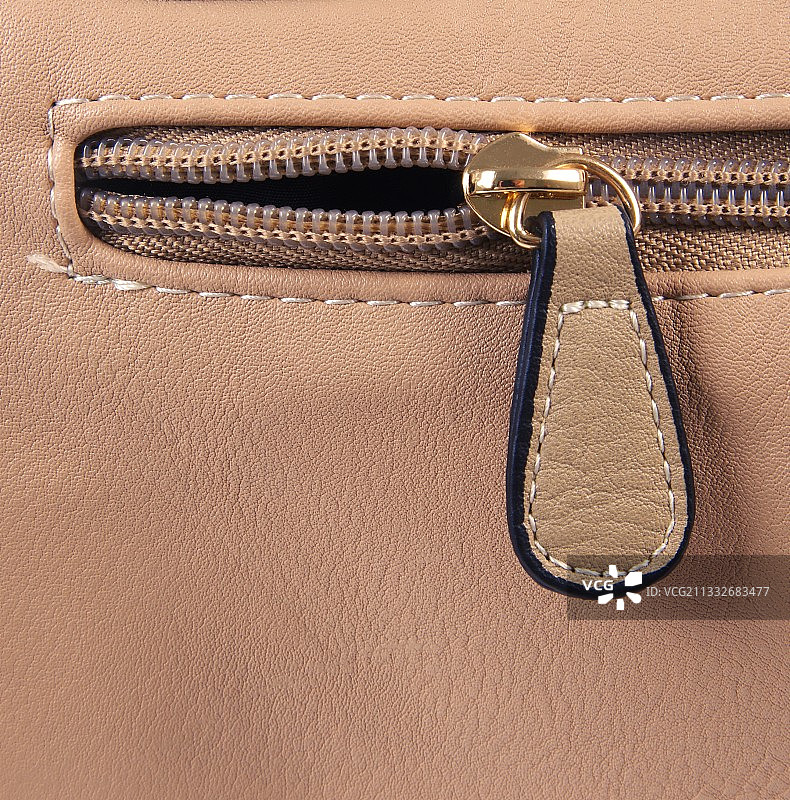 桌子上的包包特写图片素材