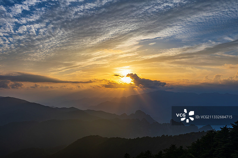 蓝天白云大明山图片素材