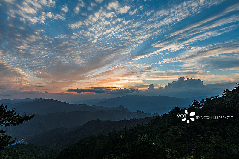 蓝天白云大明山图片素材