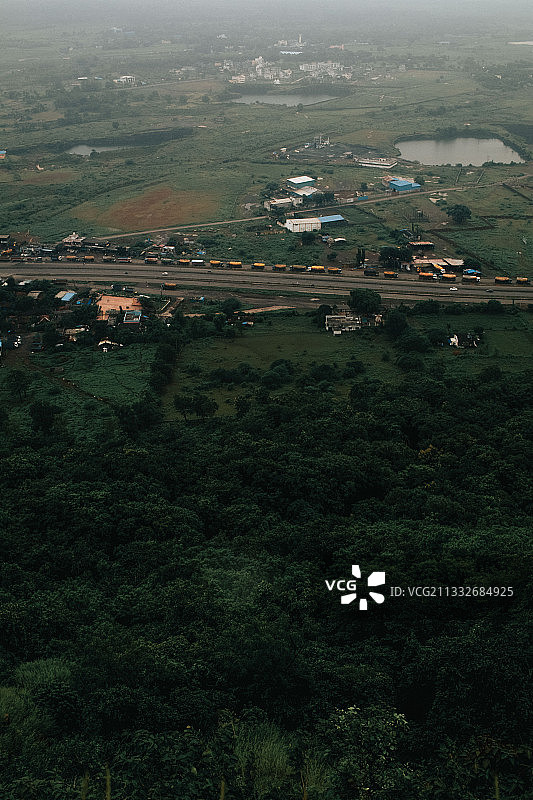 印度古吉拉特邦苏拉特市的树木和建筑物高角度景观图片素材