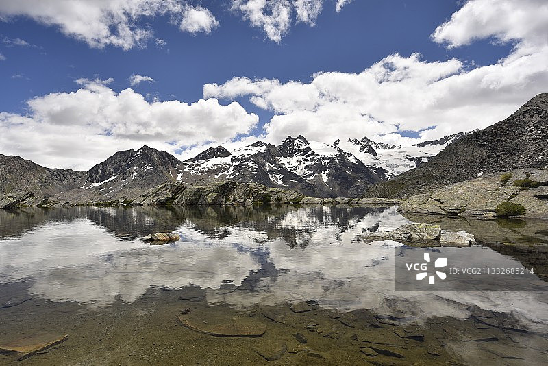 湖和山对天空的风景图片素材