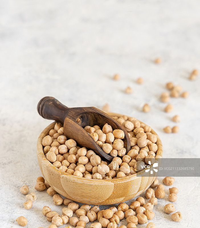 俯视桌子上勺子里的种子图片素材