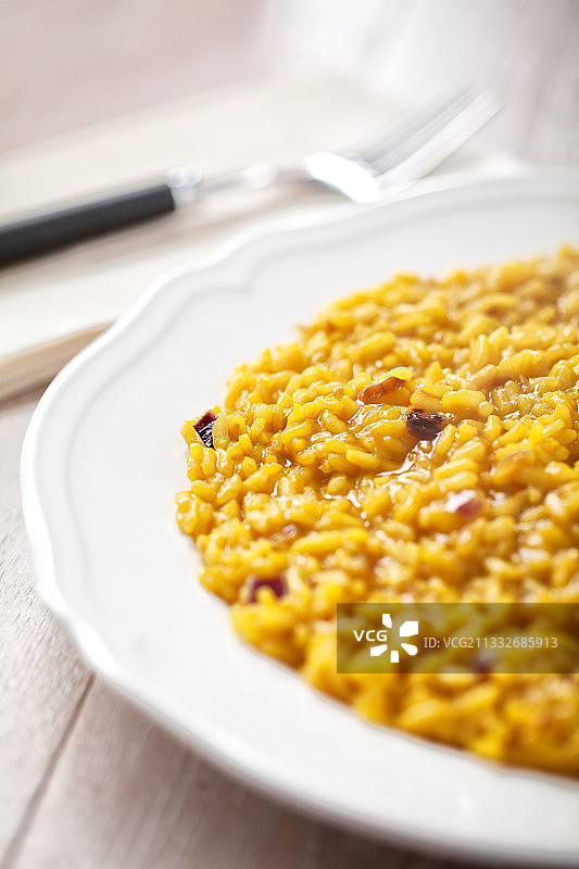 桌子上盘子里的食物的特写图片素材