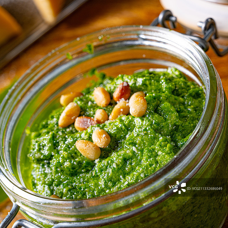 高角度的食物在碗上的桌子图片素材