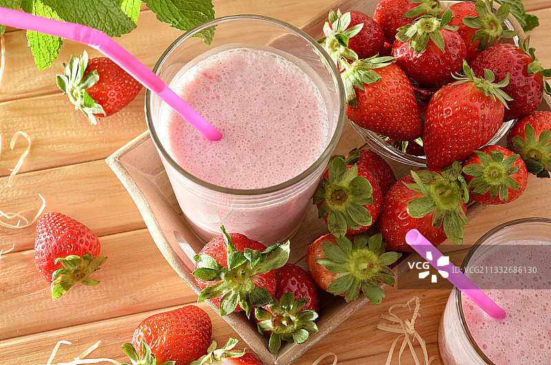 俯视：桌上的草莓冰沙图片素材