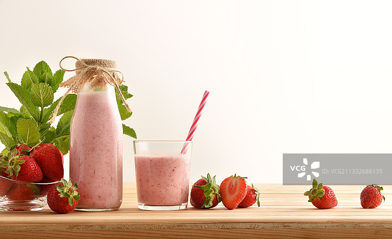 白色背景下的桌上饮品特写图片素材