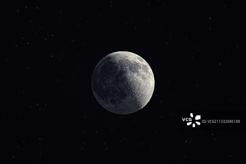 低角度的月亮对晴朗的天空在晚上图片素材