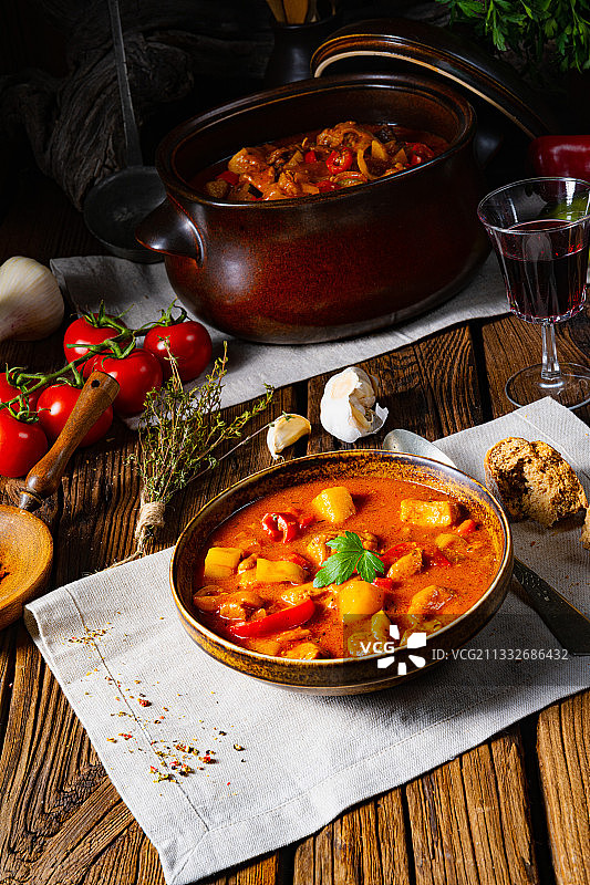 高角度的食物在桌子上图片素材