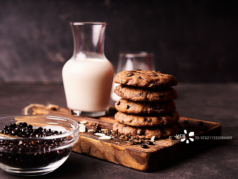上的饼干和牛奶的特写图片素材