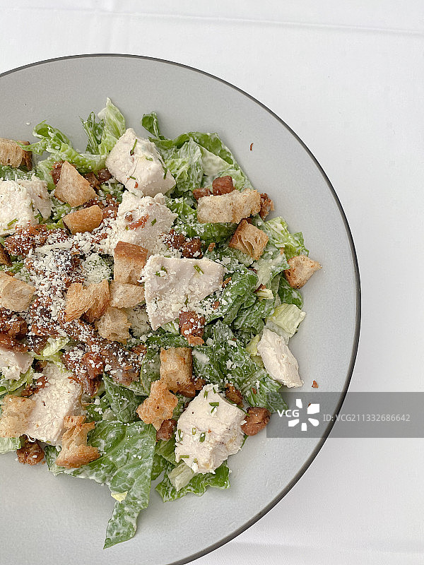 挪威奥斯陆餐桌上盘子里的食物俯拍图片素材