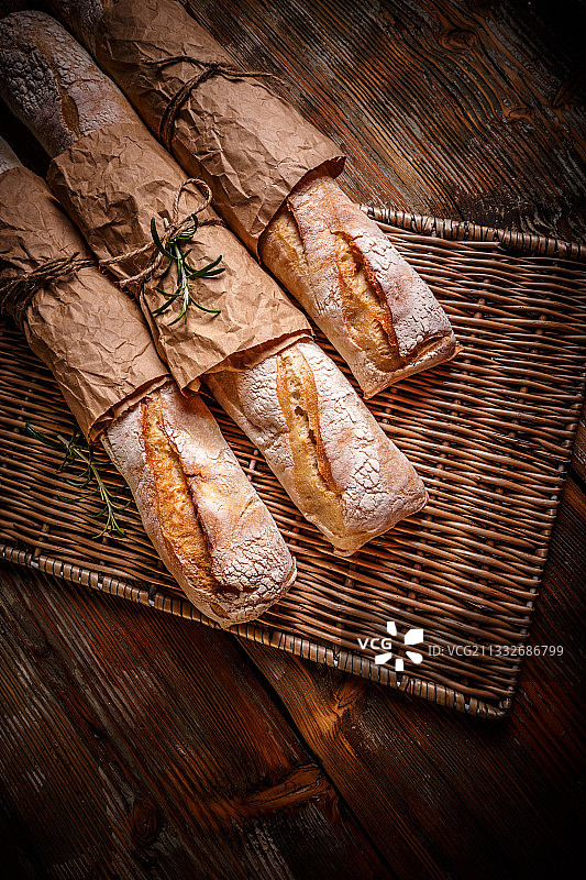 高角度的面包在桌子上图片素材