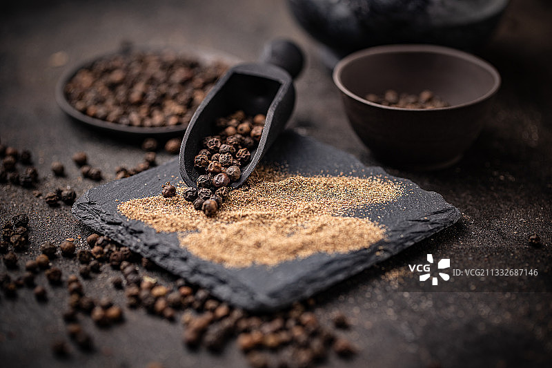 高角度观察桌上的黑胡椒图片素材