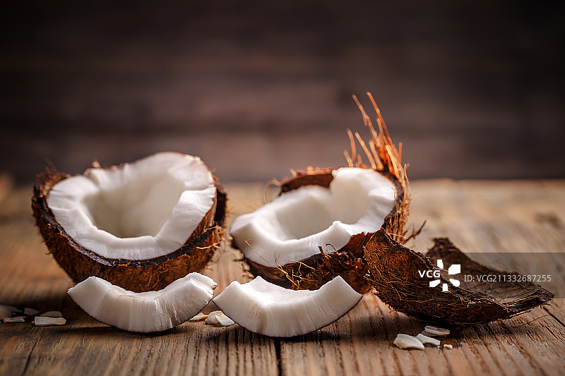 桌上的椰子特写图片素材