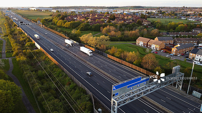 英国雷文希尔路，城市建筑间的道路高角度景观图片素材