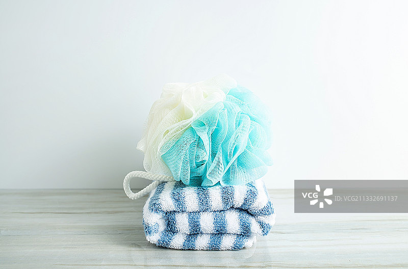 浴室的毛巾和浴球个人护理背景素材图片素材