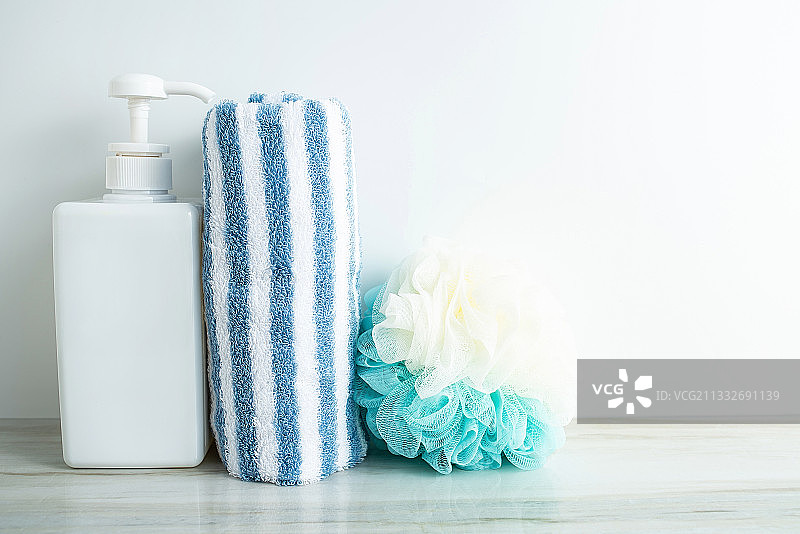 浴室的毛巾和浴球沐浴露个人护理背景素材图片素材