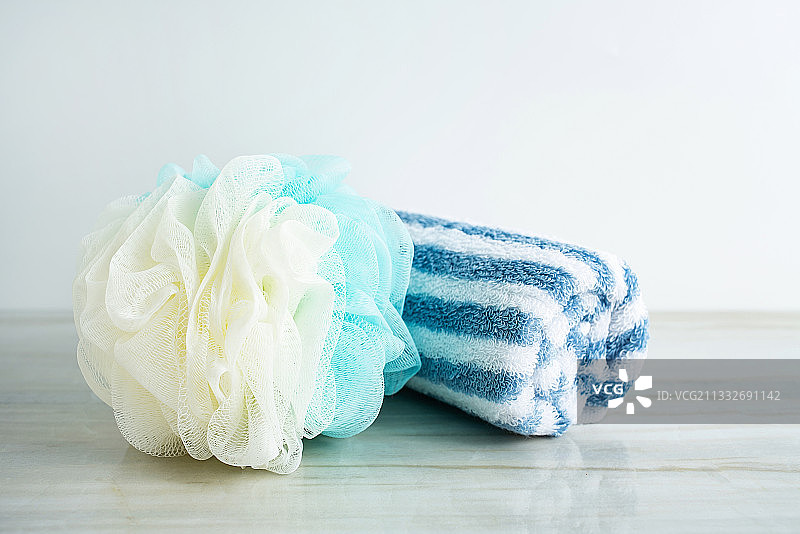 浴室的毛巾和浴球个人护理背景素材图片素材