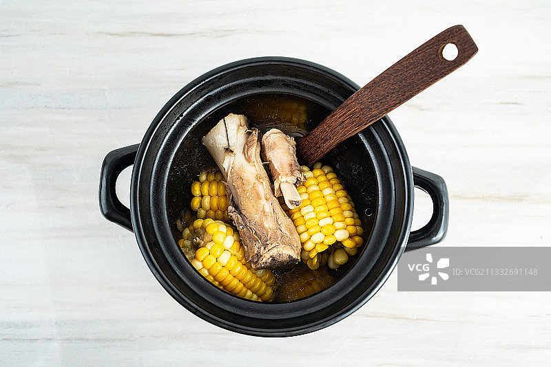 一锅玉米猪骨汤图片素材